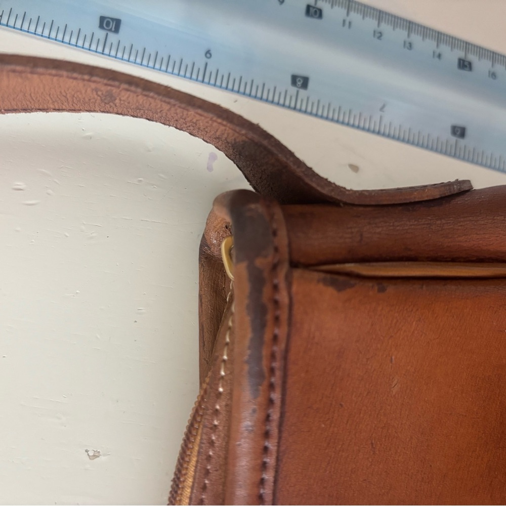 Longchamp Classic Brown Leather Shoulder Bag with Gold Accent - Picture 11 of 13